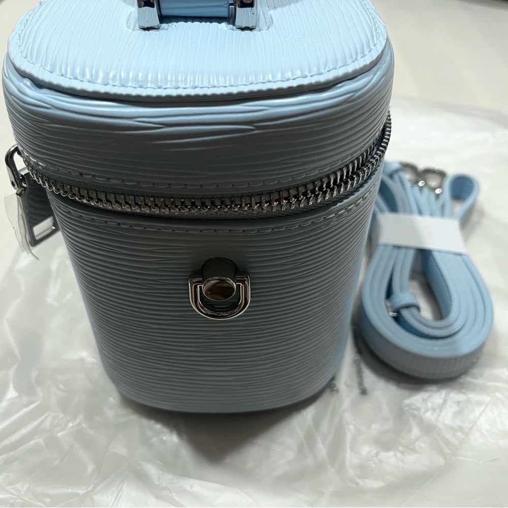 Bloomingdale’s Light Blue cosmetic bag /vanity case with strap - Picture 4 of 5